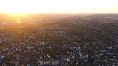 Sonnenuntergang-über-Der-Stadt-Pau,-Wohnhäuser,-Grüne-Felder,-Luftaufnahme,-Frankreich